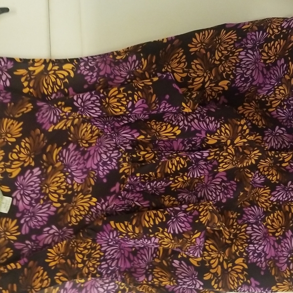 Urban Outfitters silk Top with frails at the neck - Picture 3 of 9